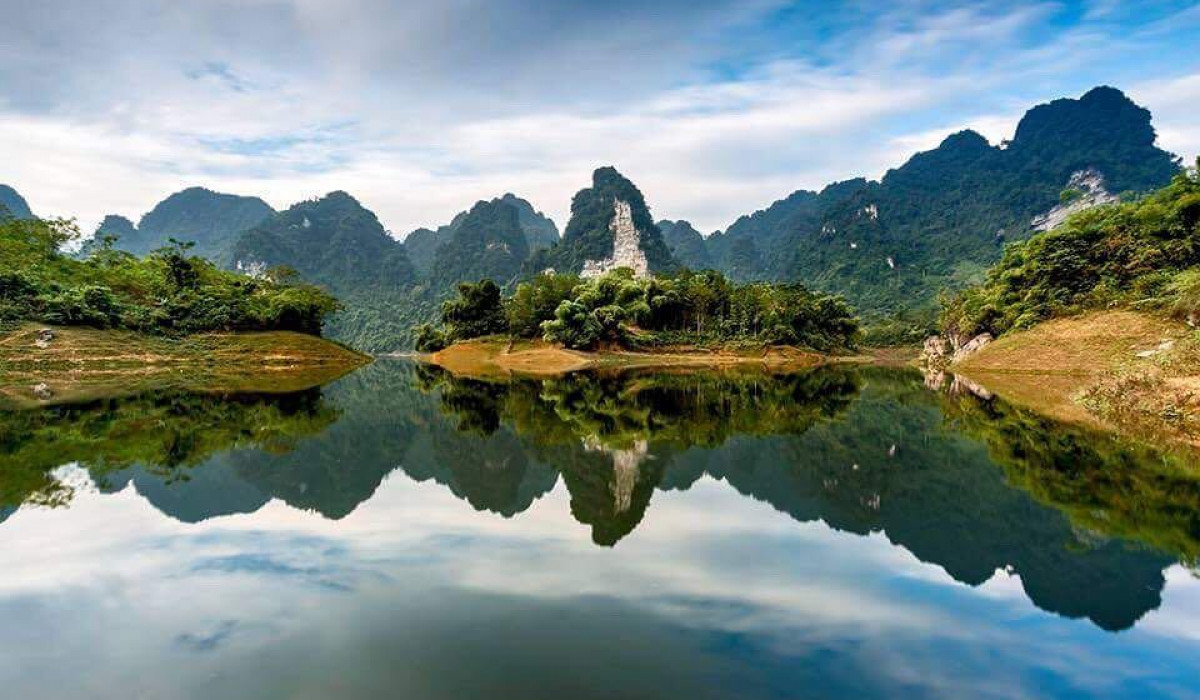 Nếu bạn muốn khám phá thắng cảnh đẹp nhất của Tuyên Quang, hãy xem hình ảnh này. Với những ngọn núi cao toả sáng trong ánh bình minh, hình ảnh này sẽ đưa bạn đi vào một cuộc phiêu lưu tuyệt vời nhất.