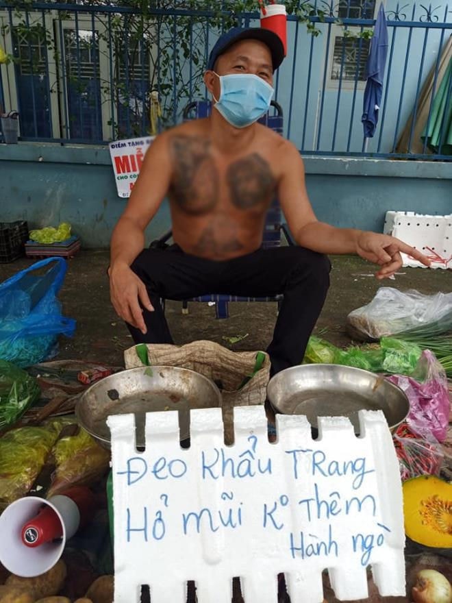 Người đàn ông bán rau và tấm biển 'không đeo khẩu trang, bán đắt gấp đôi' - 2