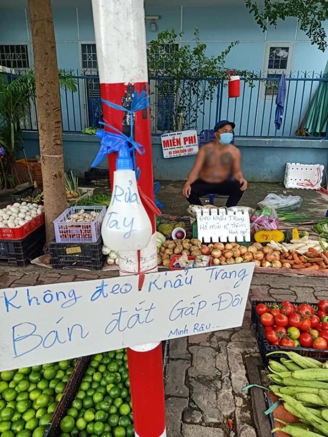 Người đàn ông bán rau và tấm biển 'không đeo khẩu trang, bán đắt gấp đôi' - 1