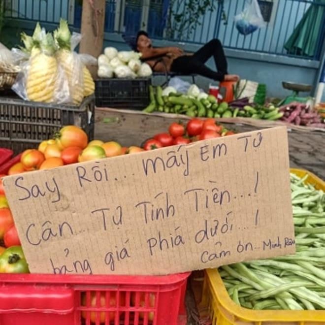 Người đàn ông bán rau và tấm biển 'không đeo khẩu trang, bán đắt gấp đôi' - 3