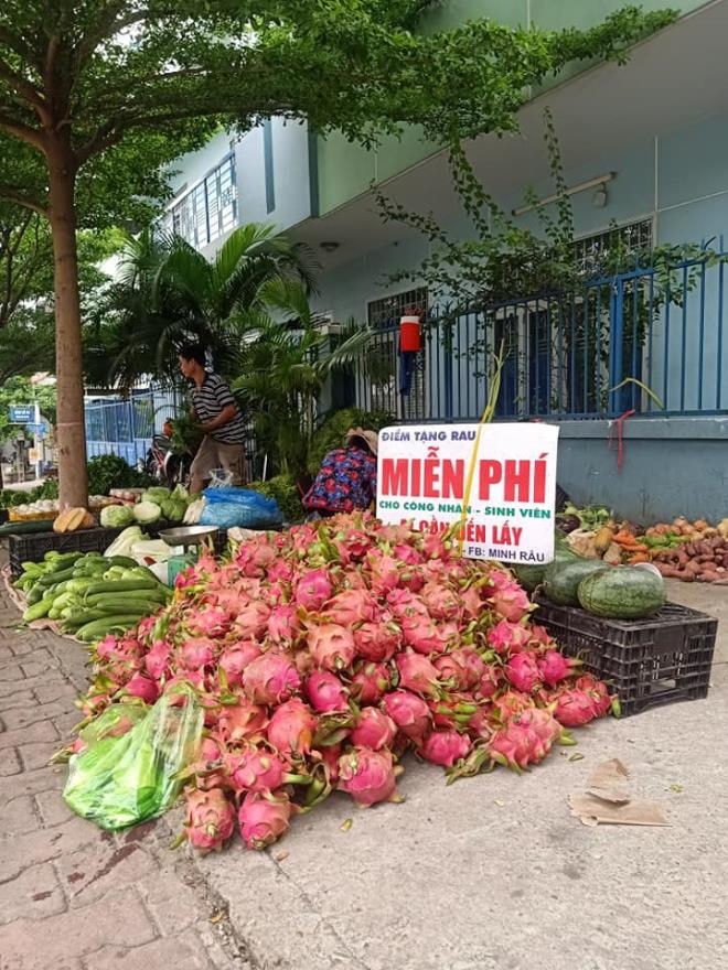 Người đàn ông bán rau và tấm biển 'không đeo khẩu trang, bán đắt gấp đôi' - 4