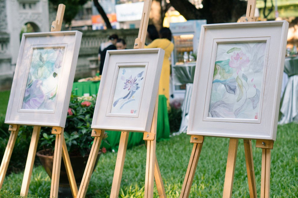 Hoa sen là một trong những biểu tượng văn hóa đặc trưng của Việt Nam. Với hình dạng đặc biệt và ý nghĩa sâu sắc, tranh vẽ hoa sen luôn thu hút mọi người bởi sự độc đáo và tinh tế. Hãy chiêm ngưỡng những tác phẩm tranh vẽ hoa sen đẹp mắt trên hình minh họa.