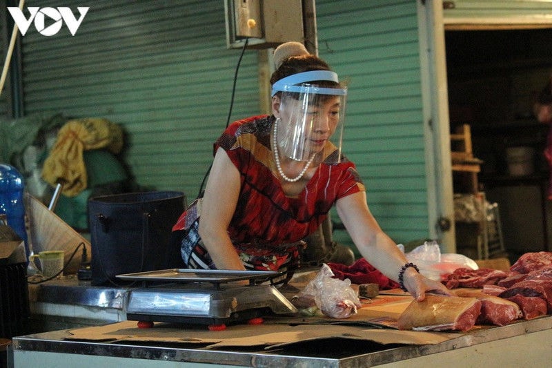 ảnh: người hà nội đeo khẩu trang đi chợ tuân thủ phòng chống covid-19 hình 4 anh: nguoi ha noi deo khau trang di cho tuan thu phong chong covid-19 hinh 4