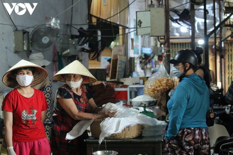 ảnh: người hà nội đeo khẩu trang đi chợ tuân thủ phòng chống covid-19 hình 5 anh: nguoi ha noi deo khau trang di cho tuan thu phong chong covid-19 hinh 5