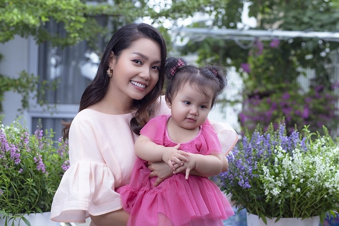 Ca sĩ Nguyễn Ngọc Anh lần đầu khoe con gái nhỏ - 5