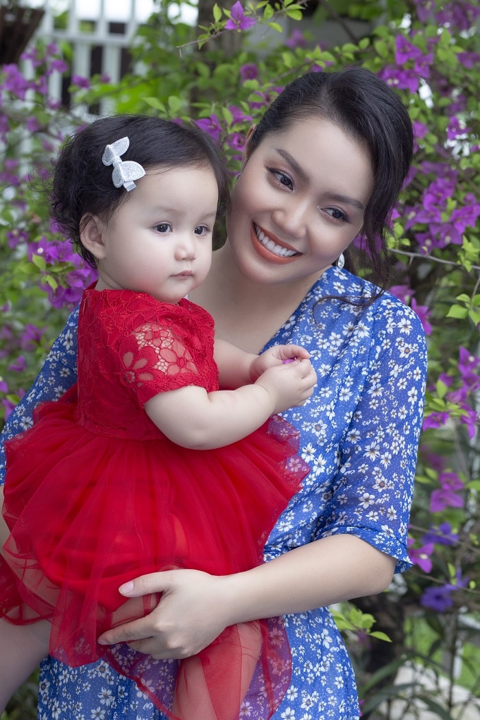 Ca sĩ Nguyễn Ngọc Anh lần đầu khoe con gái nhỏ - 4
