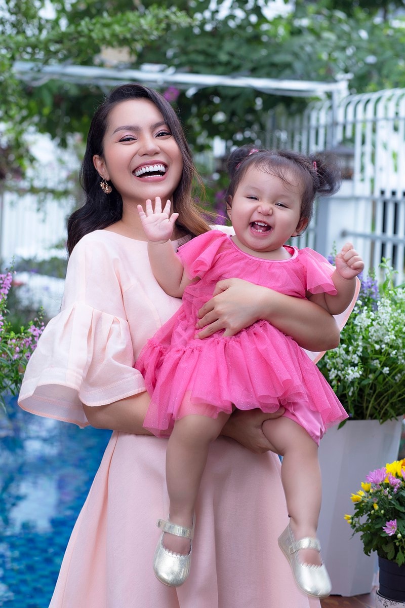 ca si nguyen ngoc anh lan dau khoe anh ngot ngao ben con gai thu hai hinh 2