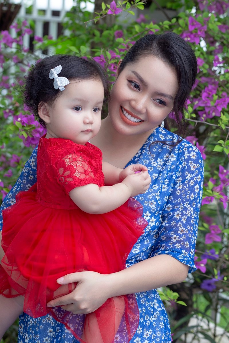 ca si nguyen ngoc anh lan dau khoe anh ngot ngao ben con gai thu hai hinh 3