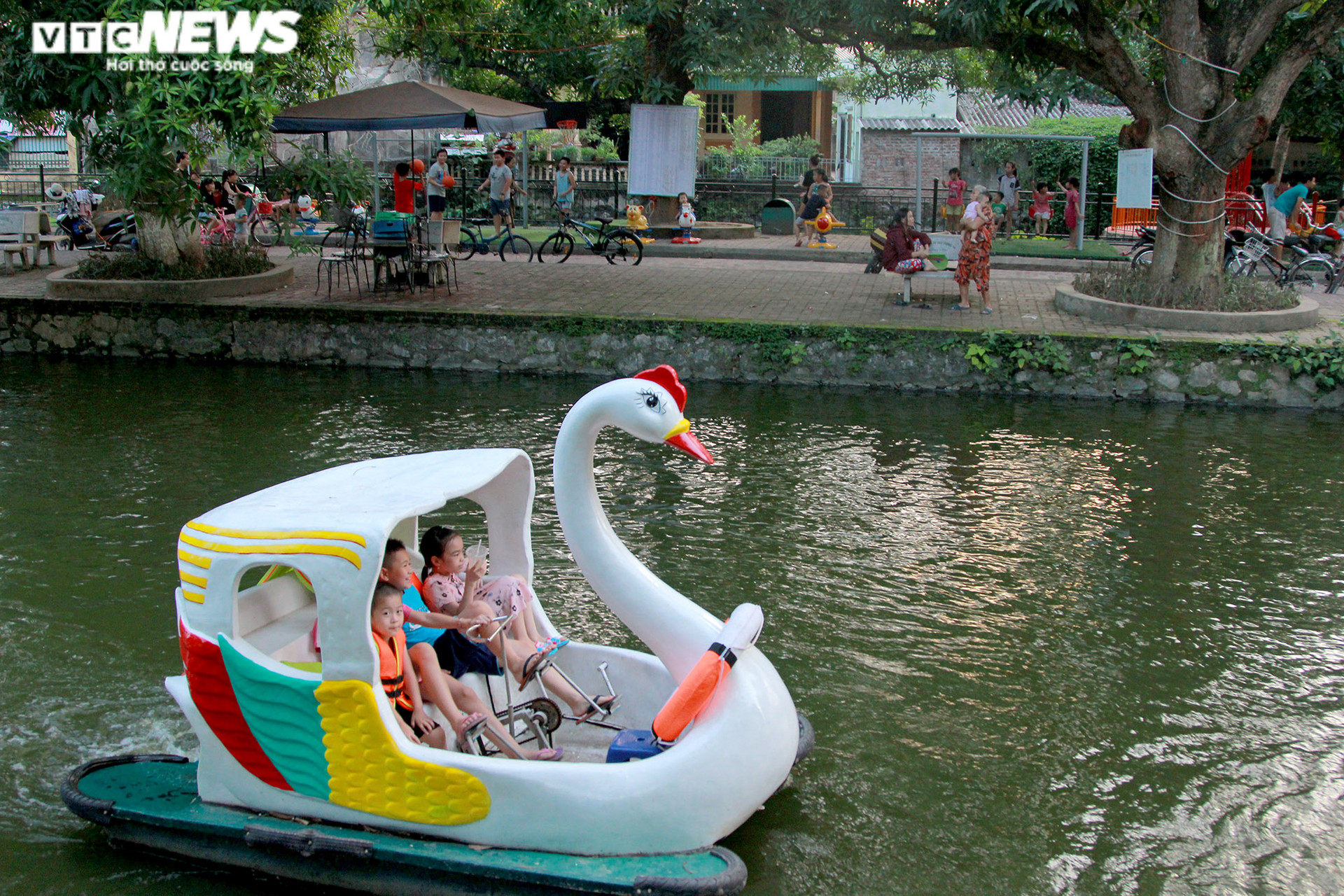 Công viên thu nhỏ ở làng quê ngoại thành Hà Nội hút hồn người già, trẻ nhỏ - 13