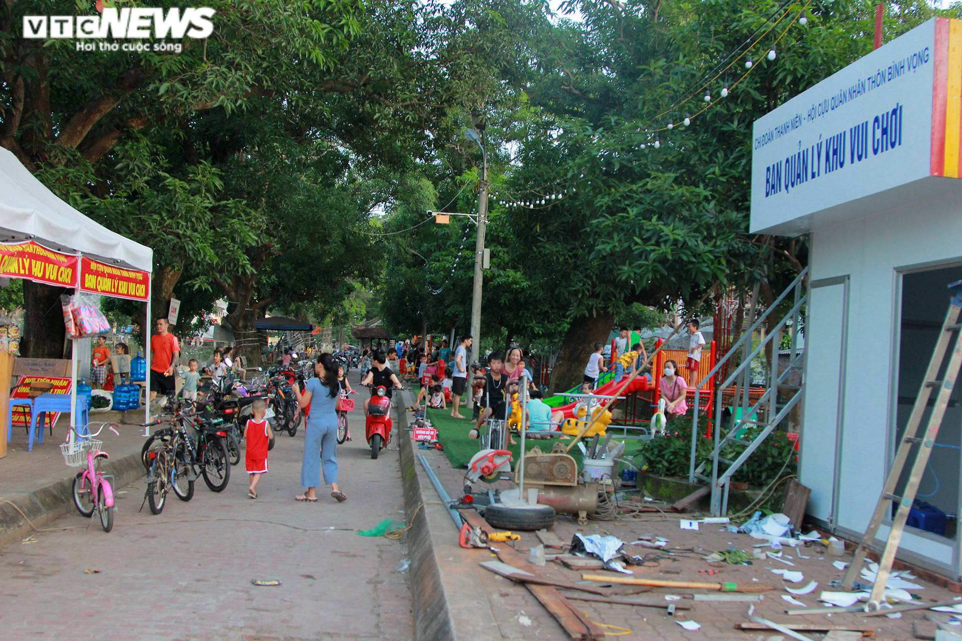 Công viên thu nhỏ ở làng quê ngoại thành Hà Nội hút hồn người già, trẻ nhỏ - 1