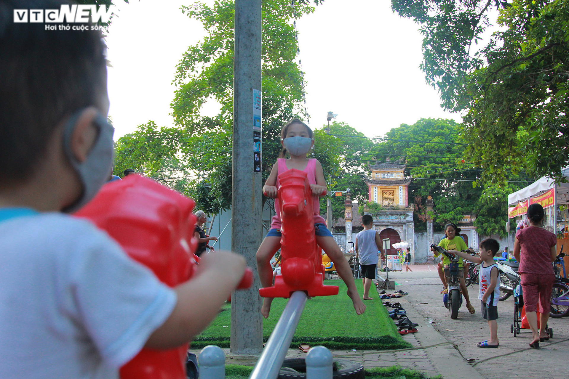 Công viên thu nhỏ ở làng quê ngoại thành Hà Nội hút hồn người già, trẻ nhỏ - 3