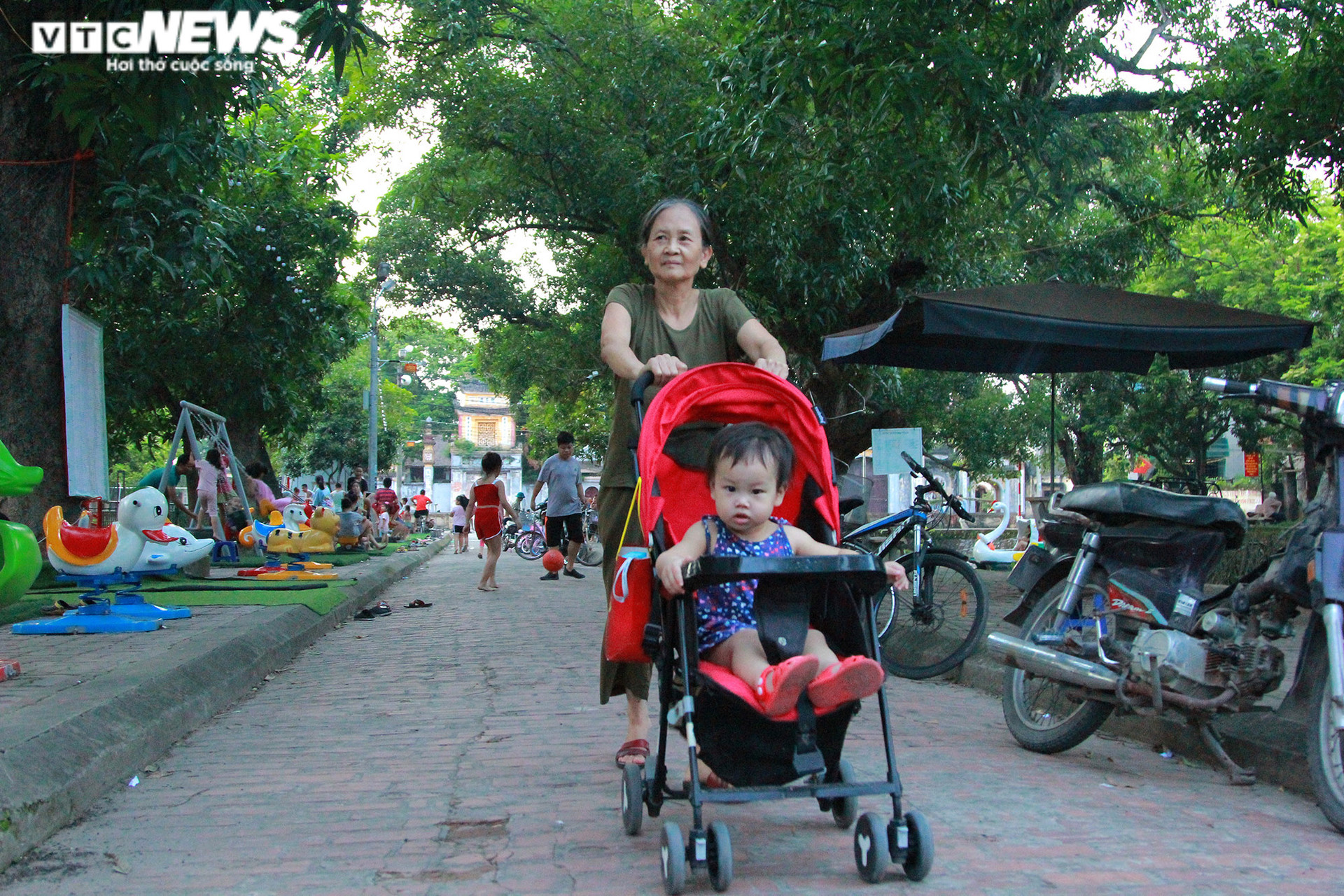 Công viên thu nhỏ ở làng quê ngoại thành Hà Nội hút hồn người già, trẻ nhỏ - 14