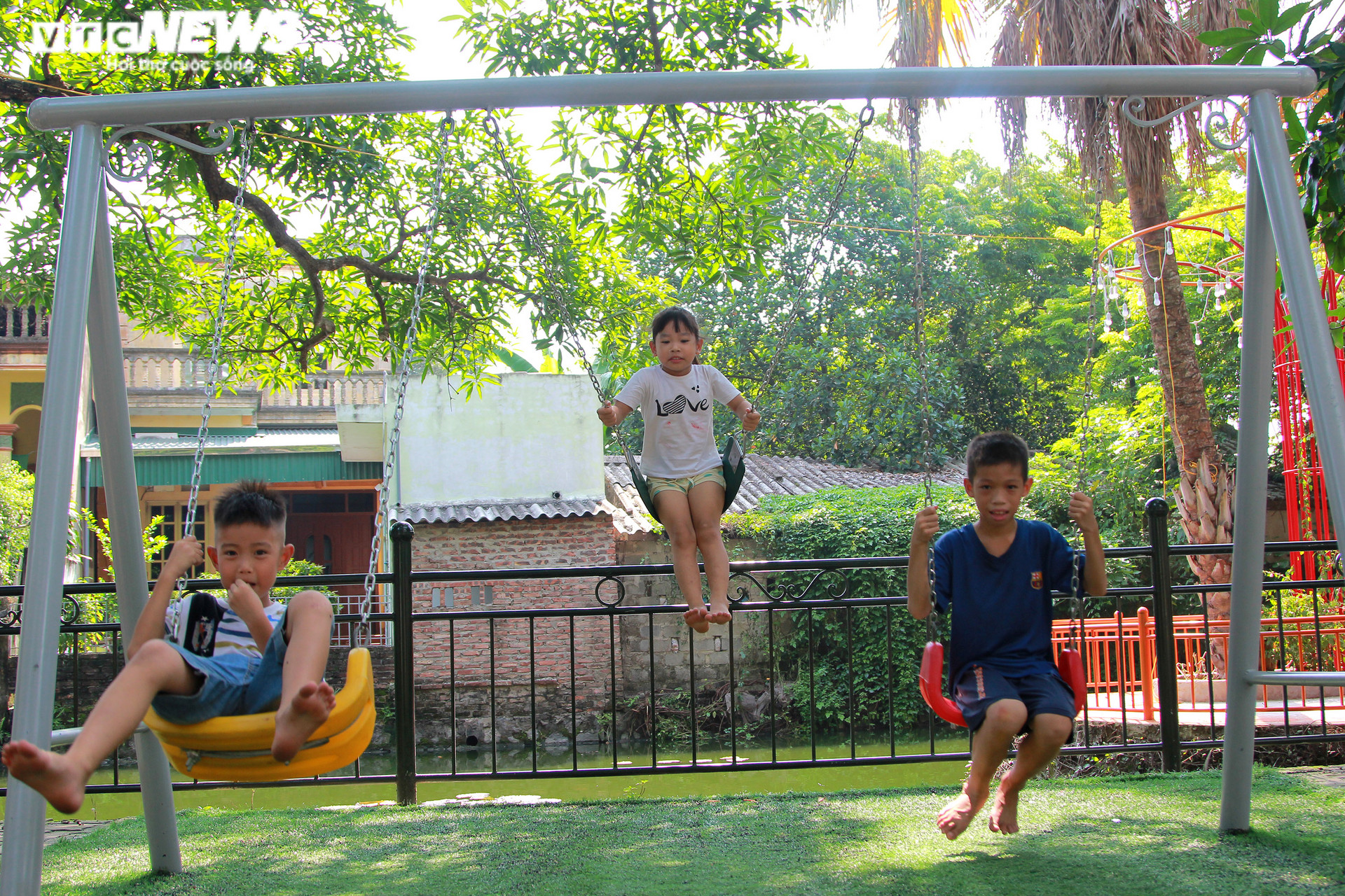 Công viên thu nhỏ ở làng quê ngoại thành Hà Nội hút hồn người già, trẻ nhỏ - 6