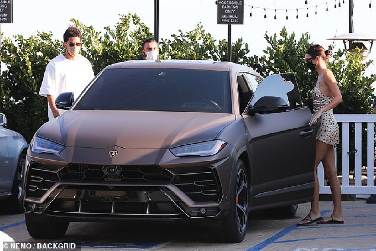 Cô cùng tình mới và chị gái Kylie Jenner lái xe riêng đến một nhà hàng để thưởng thức bữa trưa.