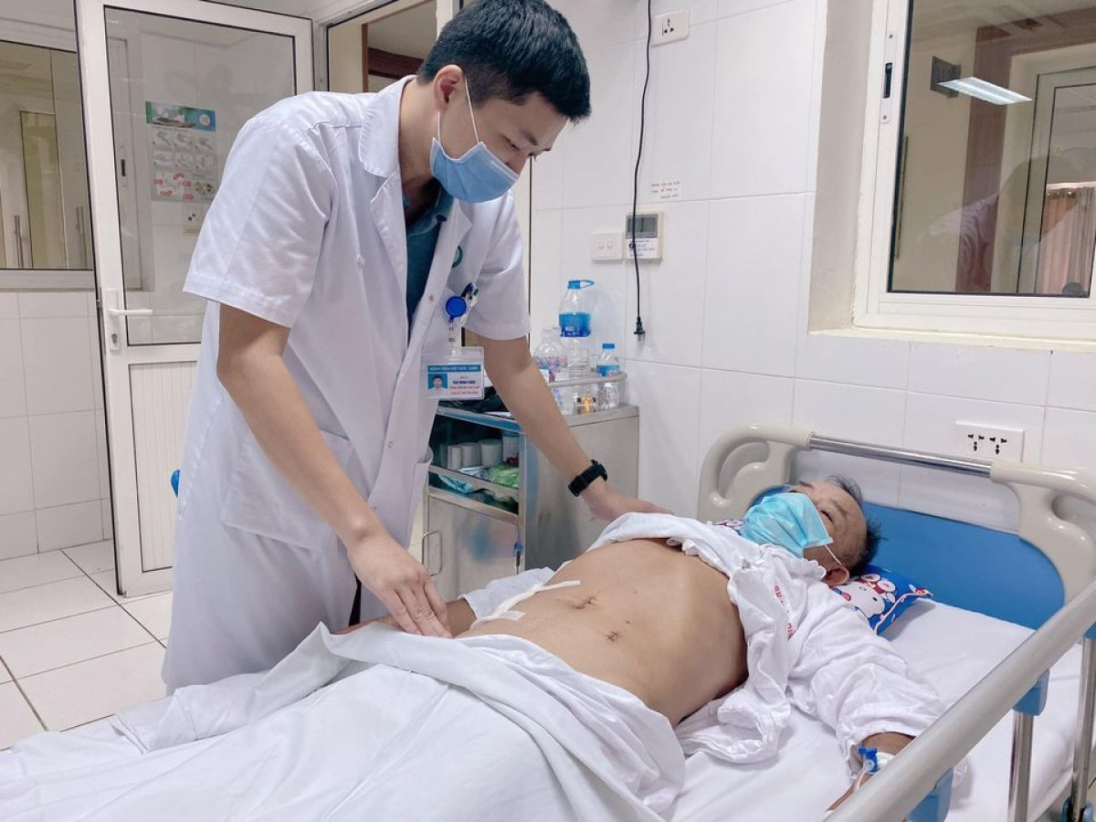 BS Tào Minh Châu thăm khám cho bệnh nhân H.