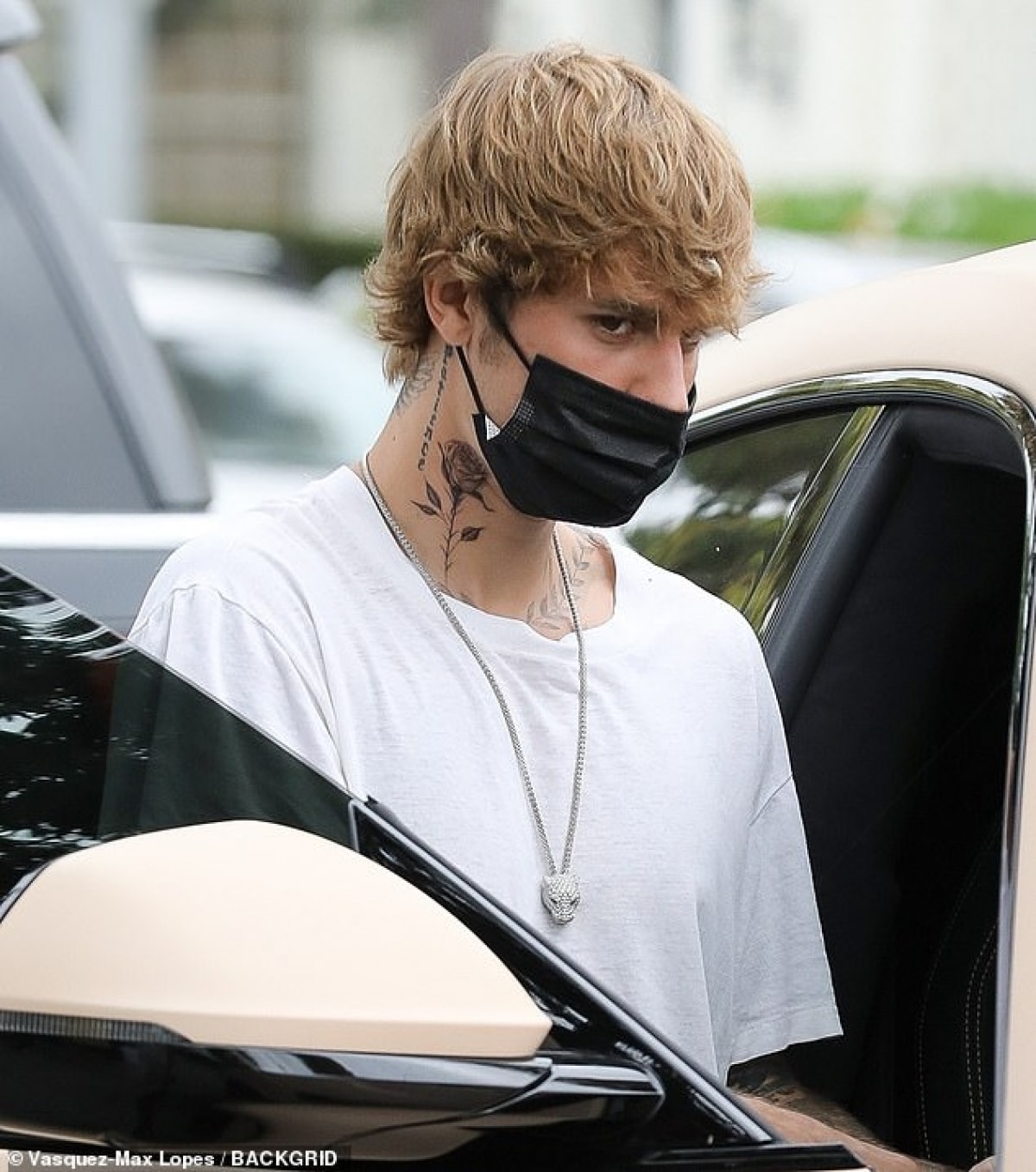Hailey Baldwin làm ngay hình xăm dằn mặt Justin Bieber  2sao
