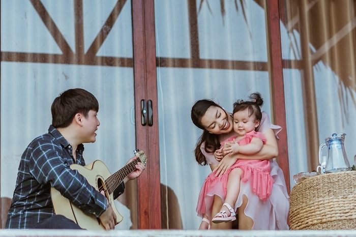 Ca sĩ Nguyễn Ngọc Anh công khai bố của con gái thứ hai trong MV mới - 1