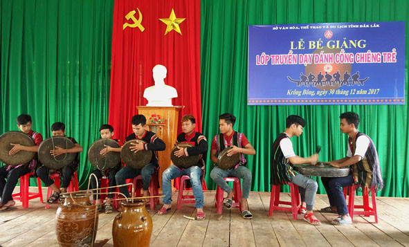 Lớp dạy đánh cồng chiêng tại xã Yang Mao.