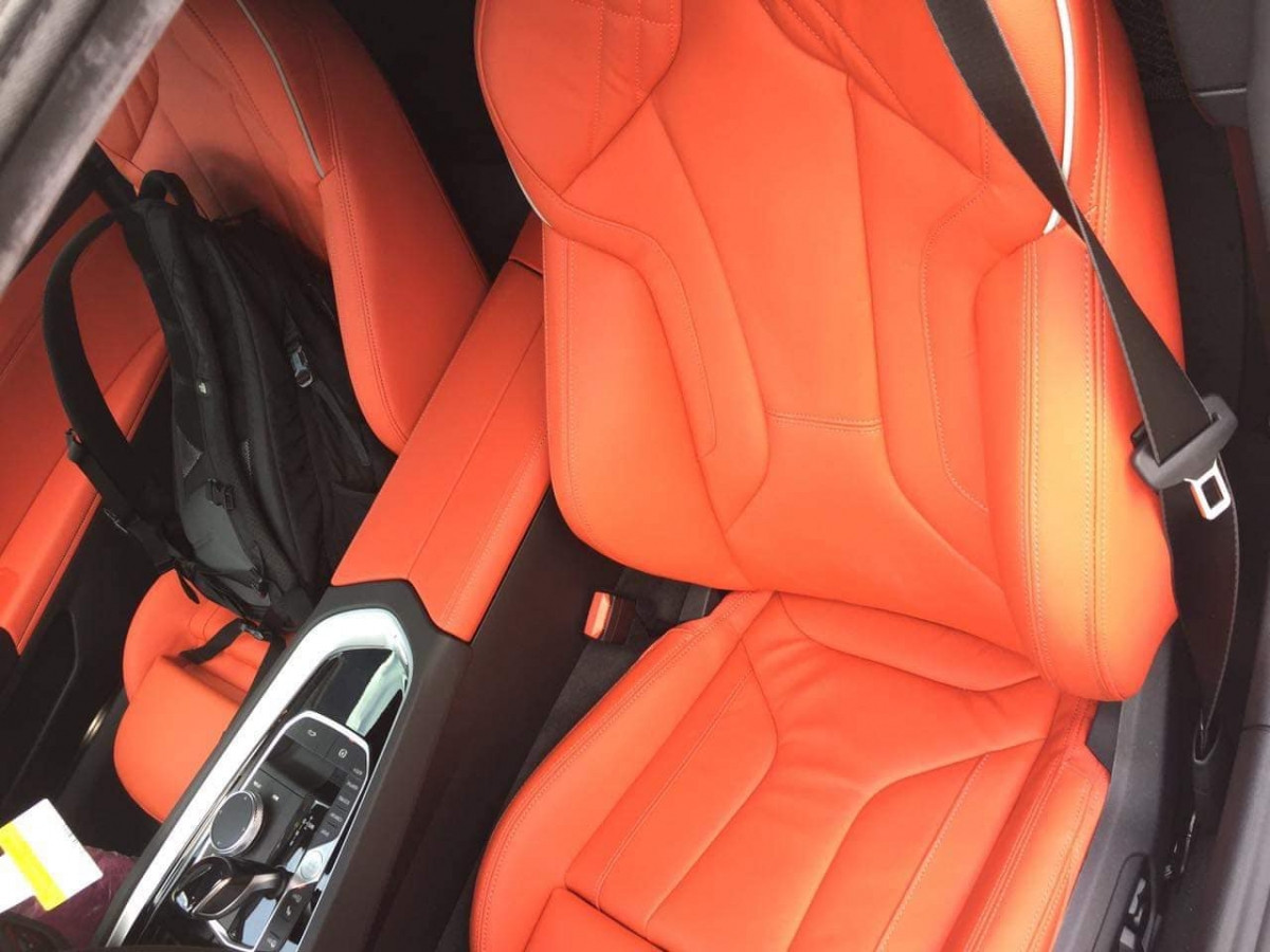 Bên trong, khoang lái của BMW Z4 2020 vừa về Việt Nam sở hữu da bọc hai tông màu cam và đen. 