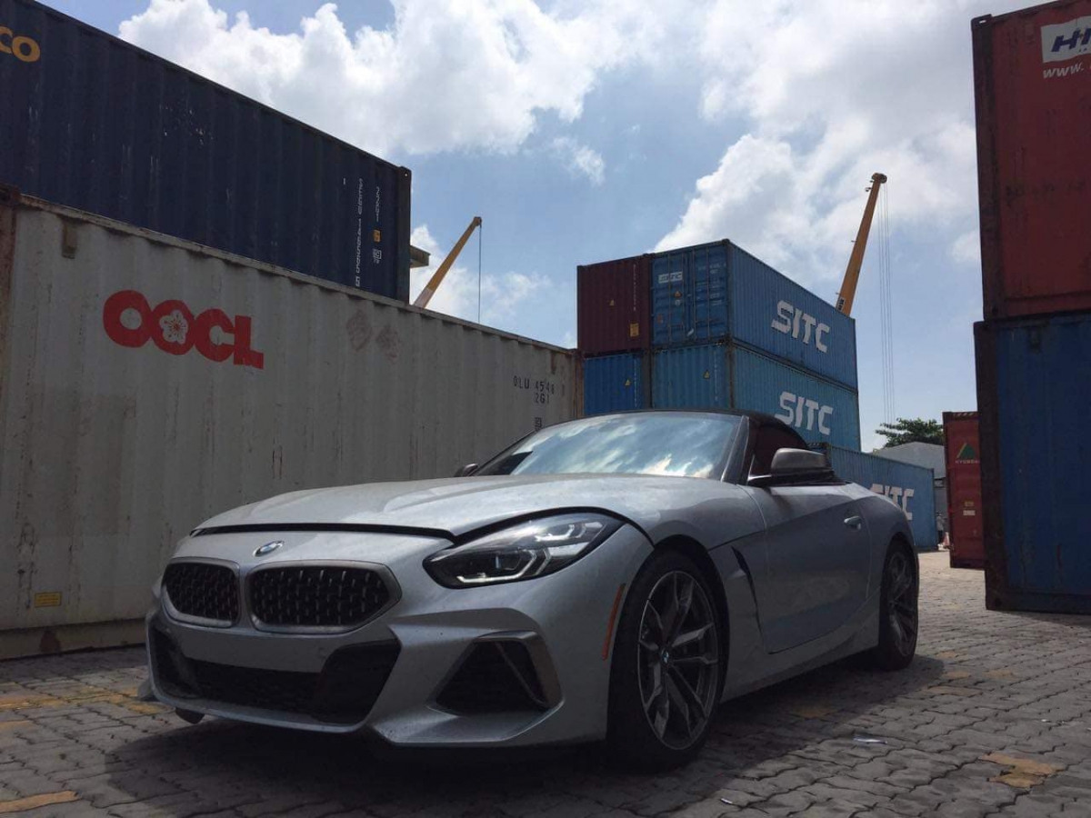 Khác với thế hệ trước với phần mui xếp cứng, thế hệ mới của Z4 được BMW trang bị phần mui xếp bằng vải mềm và trên chiếc Z4 thế hệ mới đầu tiên tại Việt Nam, mui xe này có màu đen. 