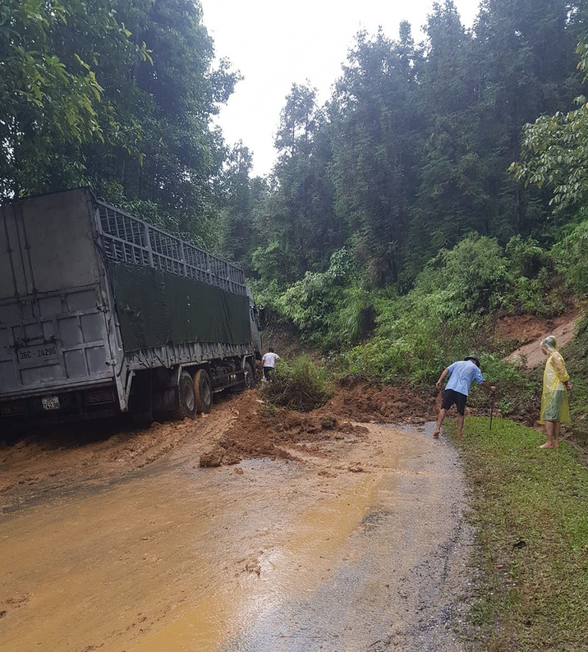 Mưa lớn gây sạt lở một tuyến đường ở Si Ma Cai (ảnh FB)