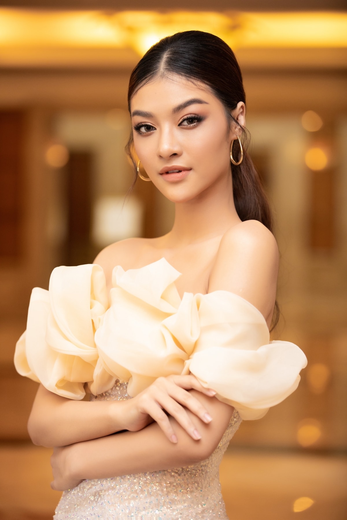 Kế đến là sự xuất hiện của Kiều Loan - nàng Á hậu xinh đẹp và đầy tài năng đang được chú ý tại đấu trường King of Rap. Có thể nói vẻ đẹp đa dạng của cô có thể “cân” mọi phong cách, dù hình ảnh beauty queen lộng lẫy hay là nữ rapper cực ngầu./.