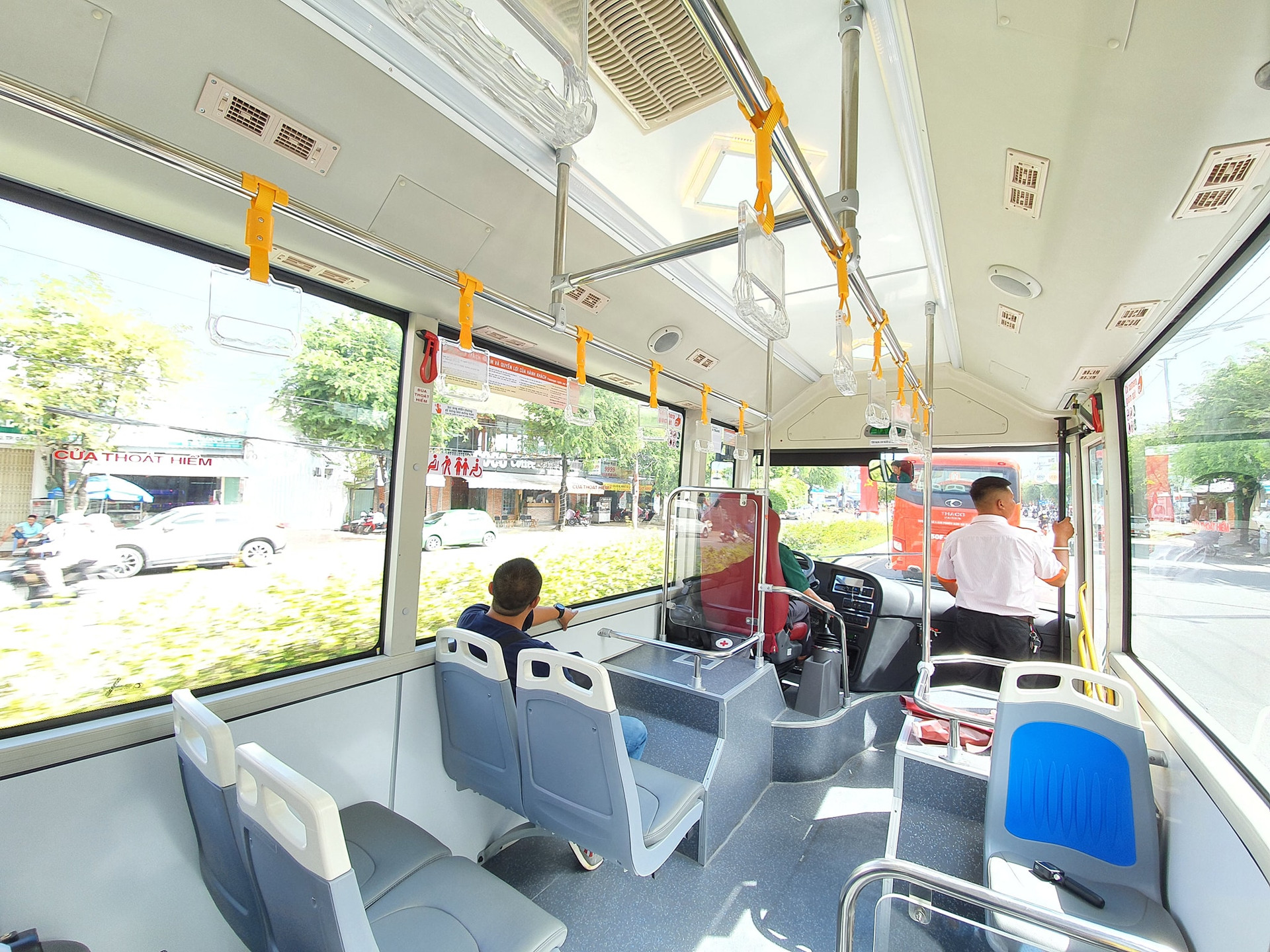 Xe buýt mới, người dân thụ hưởng dịch vụ tiện ích chất lượng cao, thoáng mát và an toàn kĩ thuật.