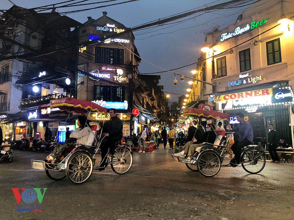  Tạ Hiện khu phố đêm độc đáo nhất thủ đô Hà Nội 