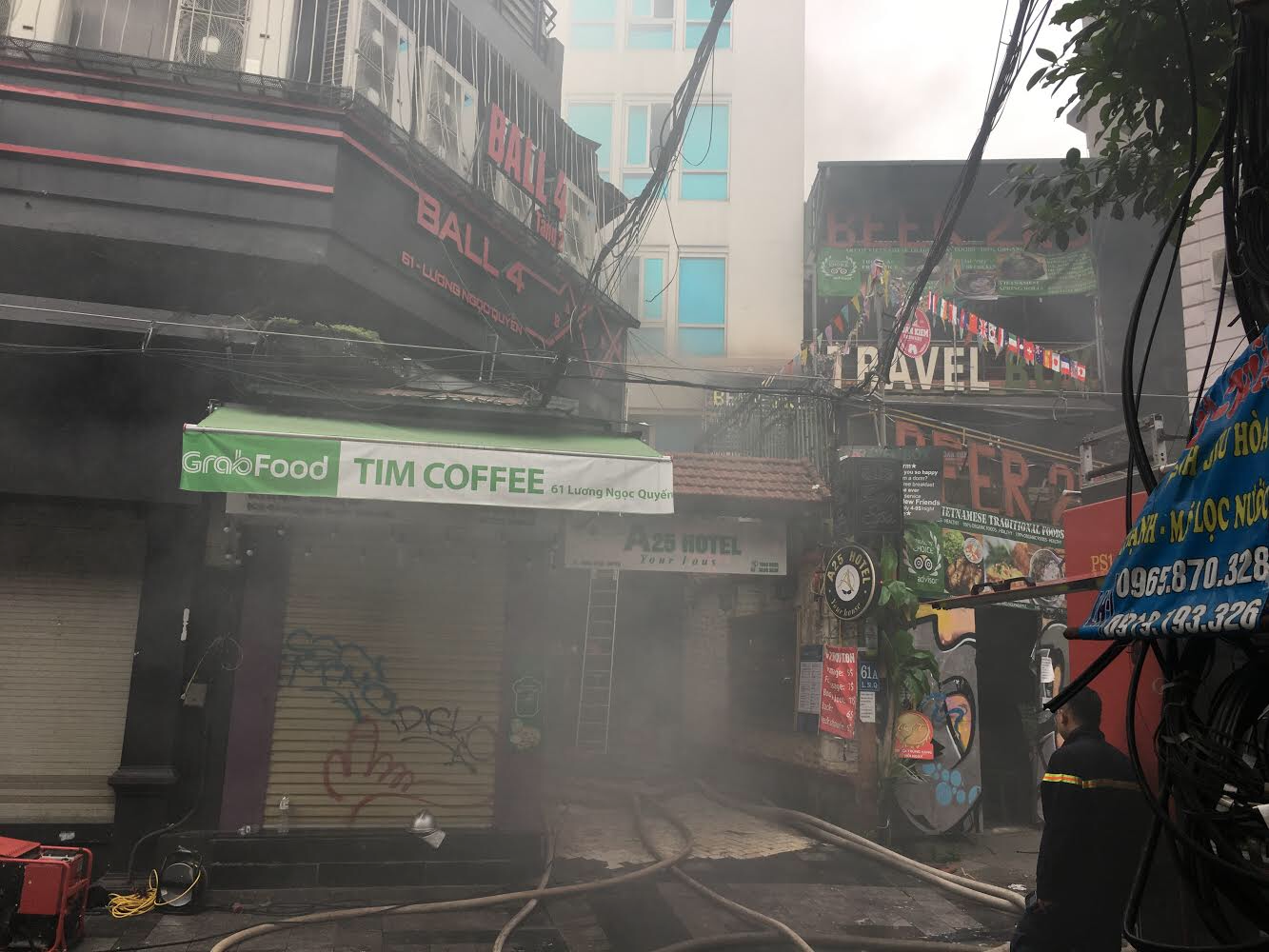 Hiện trường vụ cháy khách sạn tại phố Lương Ngọc Quyến