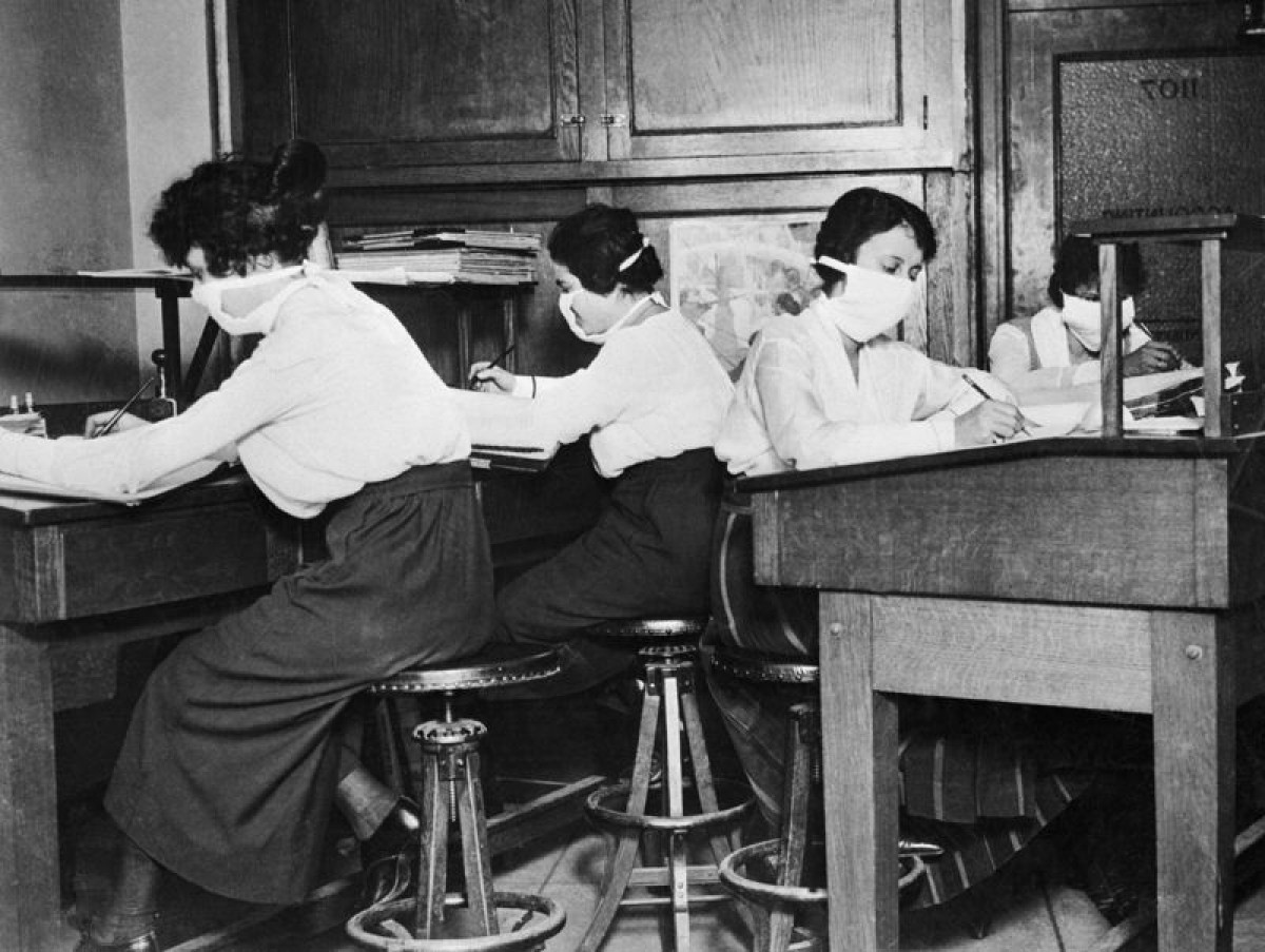 Một số phụ nữ đeo khẩu trang vải để phòng ngừa dịch bệnh trong đại dịch cúm 1918. Ảnh: Getty