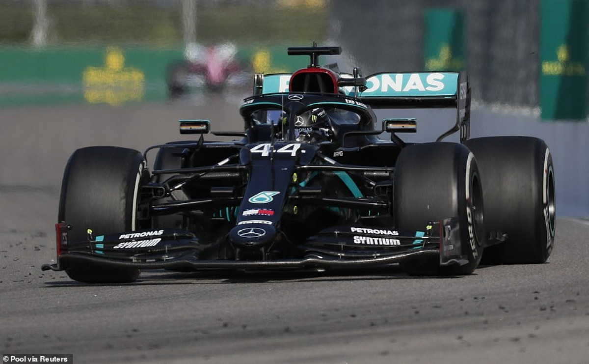 Lỗi xuất phát ở vòng đua thử của Lewis Hamilton buộc anh chịu 2 án phạt cộng 5 giây và chỉ về đích thứ 3 tại chặng F1 Nga, qua đó bỏ lỡ cơ hội san bằng kỷ lục 91 chiến thắng của huyền thoại Michael Schumacher. (Ảnh: Reuters).