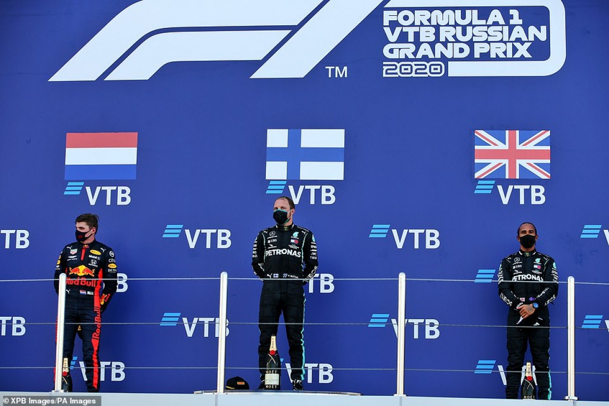 Valtteri Bottas cùng Max Verstappen và Lewis Hamilton trên bục vinh quang tại chặng đua F1 Nga. (Ảnh: PA)
