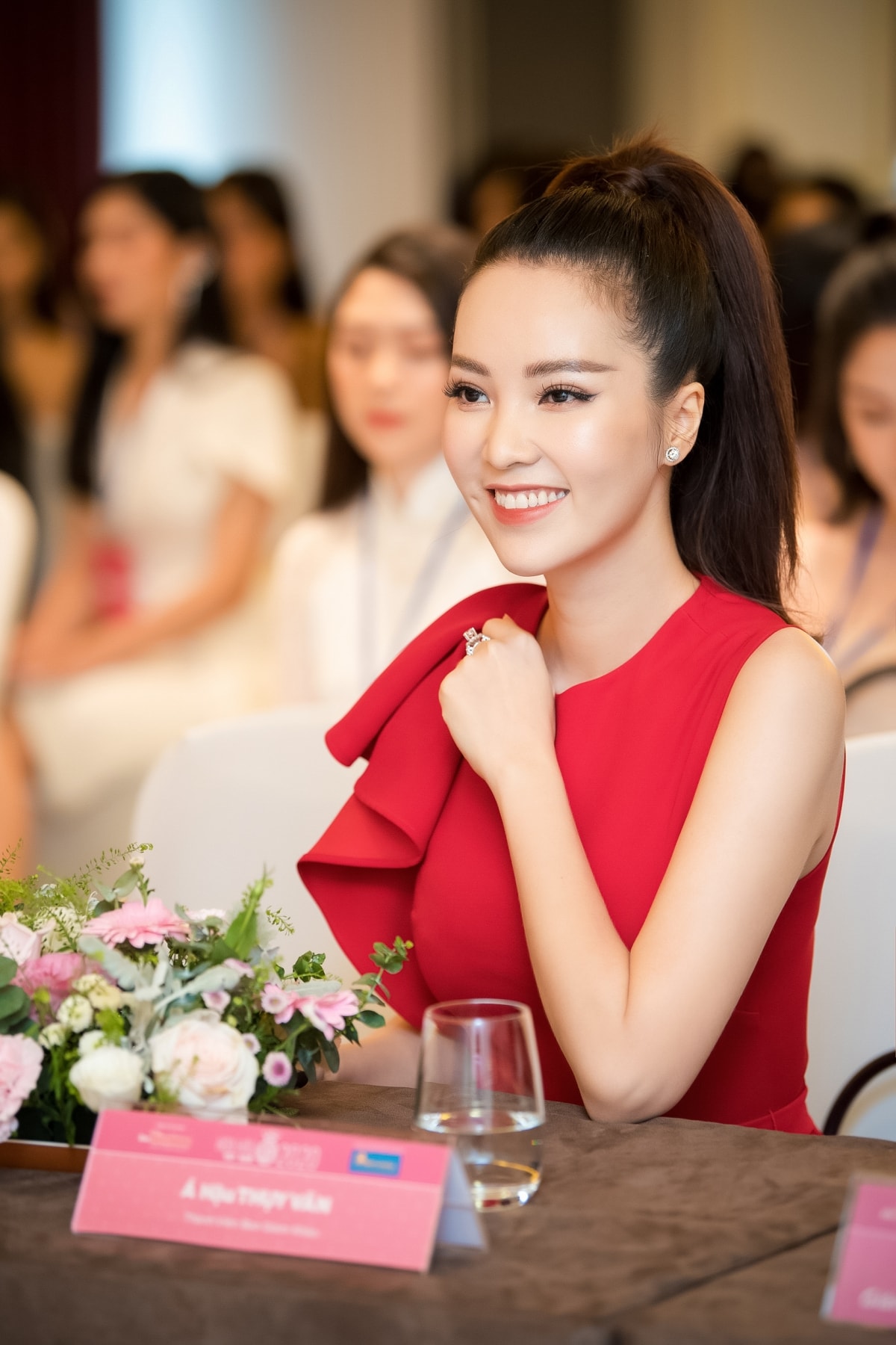 “Tân Hoa hậu sẽ là cô gái hoàn hảo nhất: hình thể đẹp, gương mặt đẹp và nền tảng tri thức. Thụy Vân luôn thích những cô gái có nụ cười đẹp và đôi mắt biết nói. Bởi nụ cười đẹp nhất định cô ấy sẽ đem lại những điều ấm áp cho mọi người xung quanh, chắc chắn vậy. Còn đôi mắt là thứ chúng ta nhìn thấy tâm hồn và nội tâm của cô ấy”, Thuỵ Vân nói.