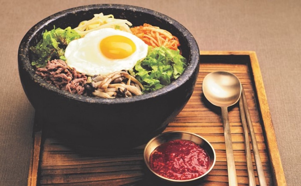 Bibimbap có lẽ là món ăn của Hàn Quốc được nhiều người nước ngoài biết đến nhất. Nhìn qua đã thấy món ăn rất hấp dẫn nhờ các nguyên liệu chế biến chính, đại diện cho năm màu truyền thống của Hàn Quốc (trắng, vàng, xanh lá, đỏ và đen). Do được làm từ nhiều loại rau củ khác nhau, nên món ăn cũng được xem là một lựa chọn tuyệt vời đối với những người luôn thật sự quan tâm đến sức khỏe. Với xu thế ăn chay đang dần phát triển mạnh trong thế giới ẩm thực ngày này, bibimbap cũng càng ngày càng trở nên nối tiếng hơn. 