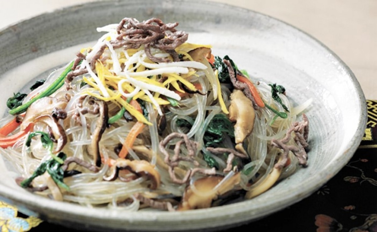 Japchae (miến trộn) cũng là một món ăn khác thường xuất hiện trong các ngày lễ của Hàn Quốc. Japchae thường được chế biến bằng cách trộn nhiều loại rau củ cùng với thịt và miến. Mỗi loại rau củ đều phải được cắt đều thành từng miếng nhỏ và được xào riêng bằng lửa nhỏ rồi mới đưa vào xào cùng các nguyên liệu khác.