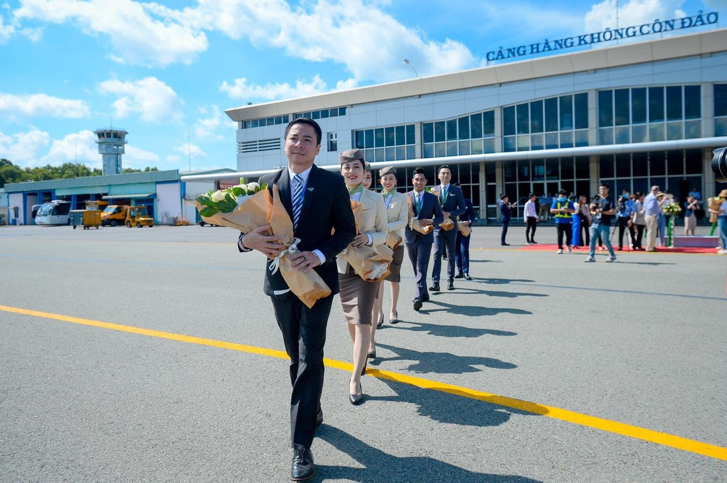 Khai trương 3 đường bay thẳng, Bamboo Airways tặng 1 tỷ đồng tiền mặt hỗ trợ hộ nghèo Côn Đảo - ảnh 3