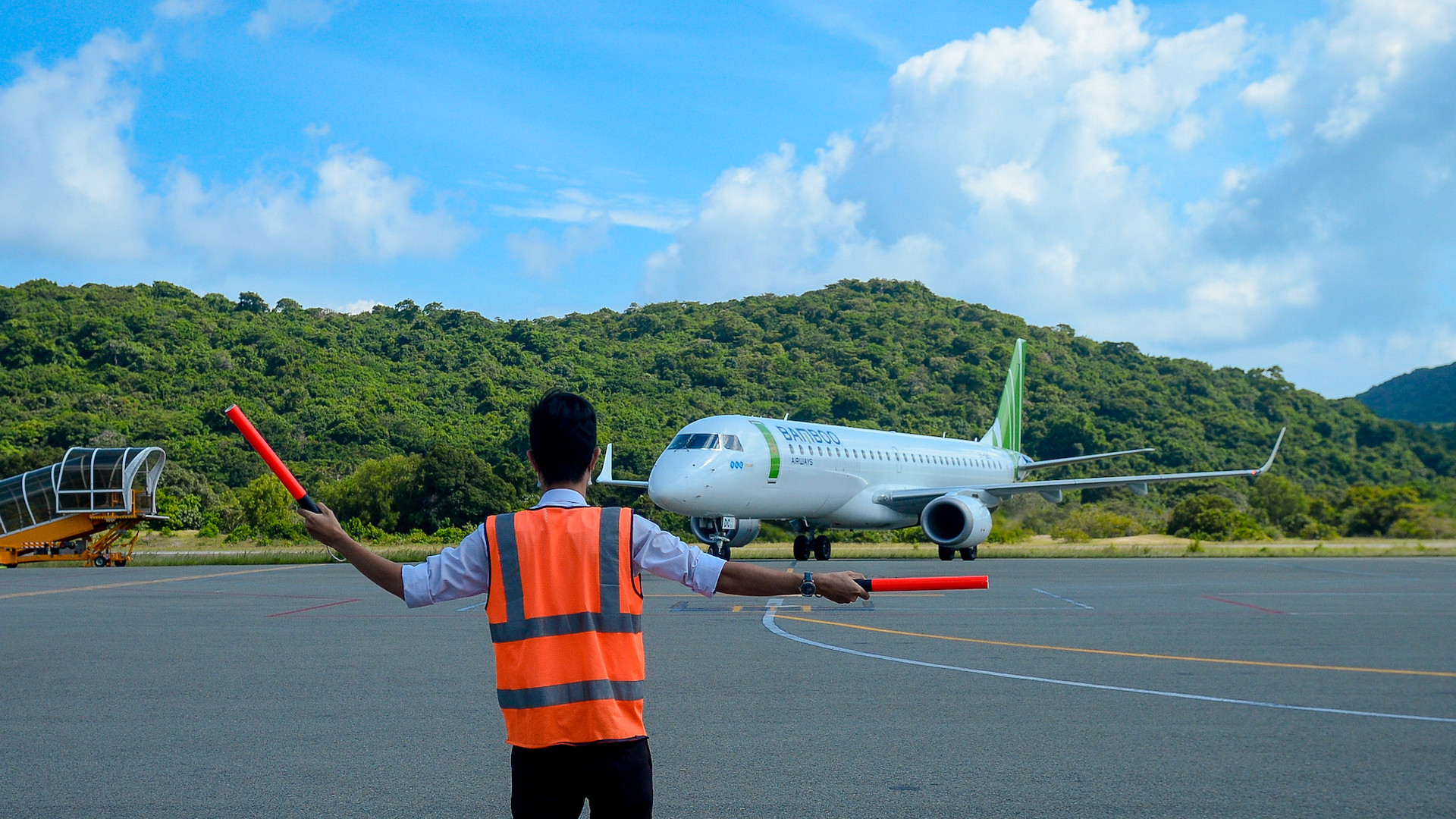 Khai trương 3 đường bay thẳng, Bamboo Airways tặng 1 tỷ đồng tiền mặt hỗ trợ hộ nghèo Côn Đảo - ảnh 2