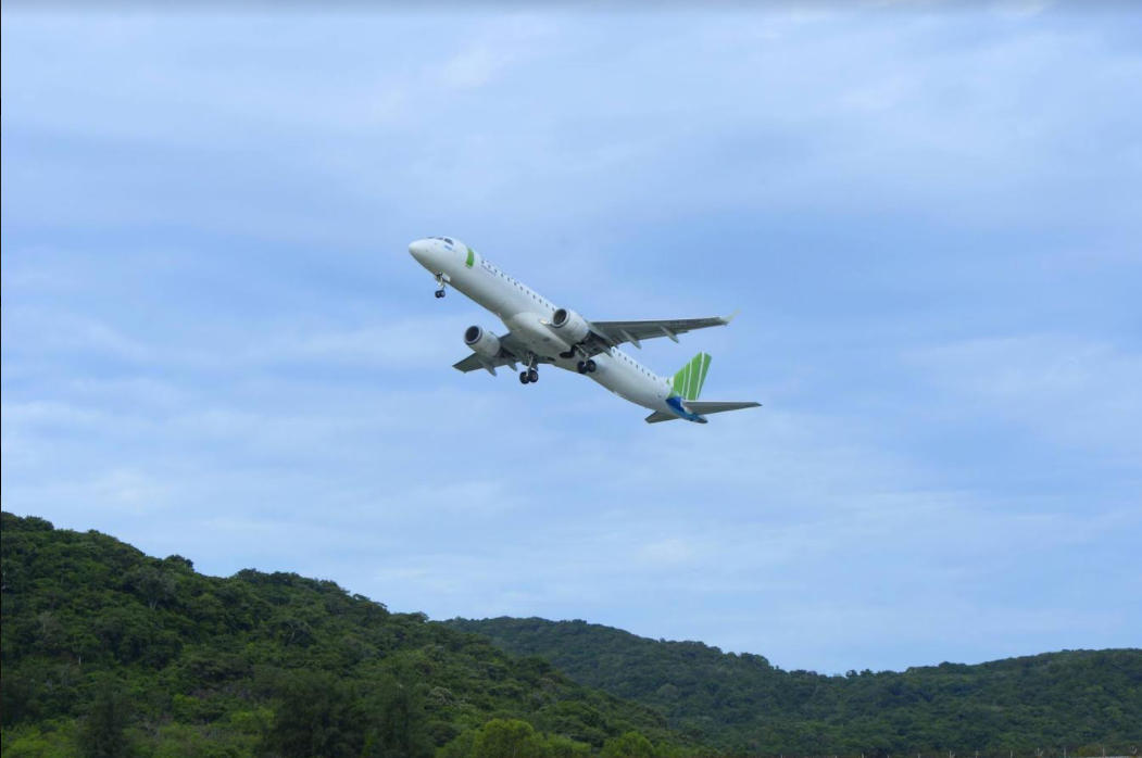 Khai trương 3 đường bay thẳng, Bamboo Airways tặng 1 tỷ đồng tiền mặt hỗ trợ hộ nghèo Côn Đảo - ảnh 1