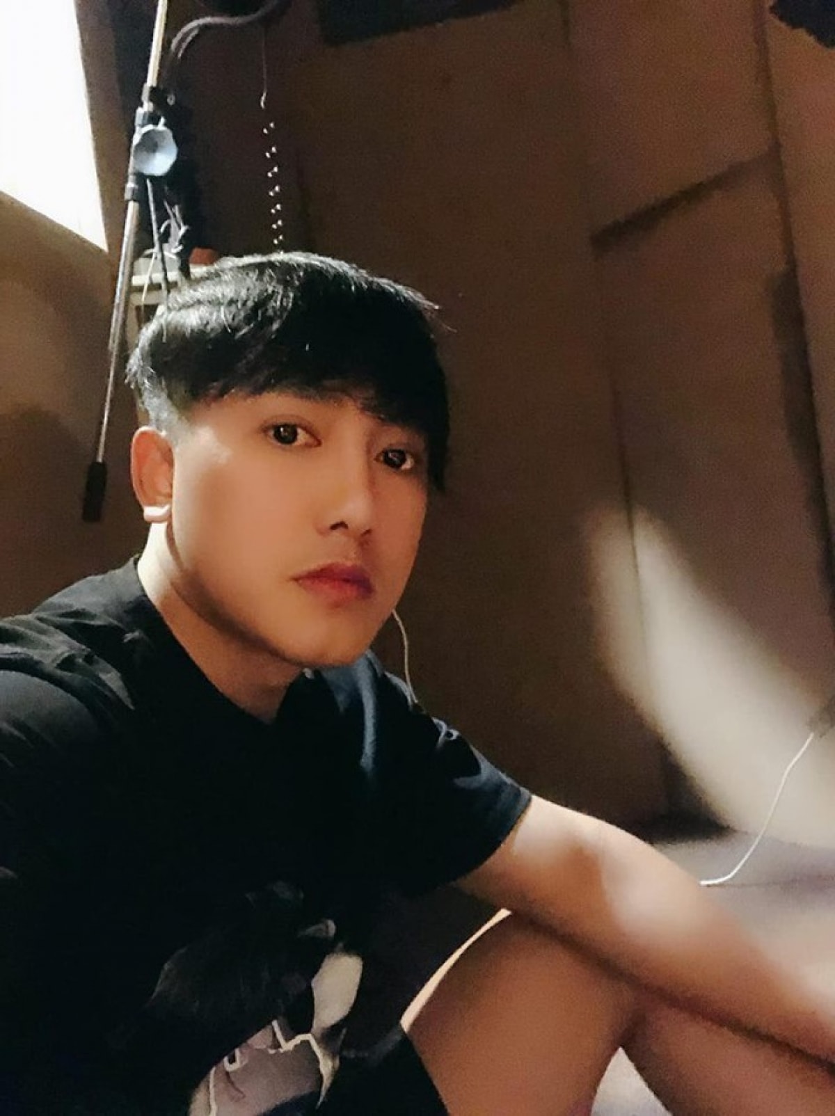 Trước đó, Châu Khải Phong xuất hiện với vẻ ngoài chất phác, hiền lành trong mái tóc đen cùng quần soóc, áo phông giản dị. Đó là lý do mà nhiều người bất ngờ trước màn lột xác của anh chàng.