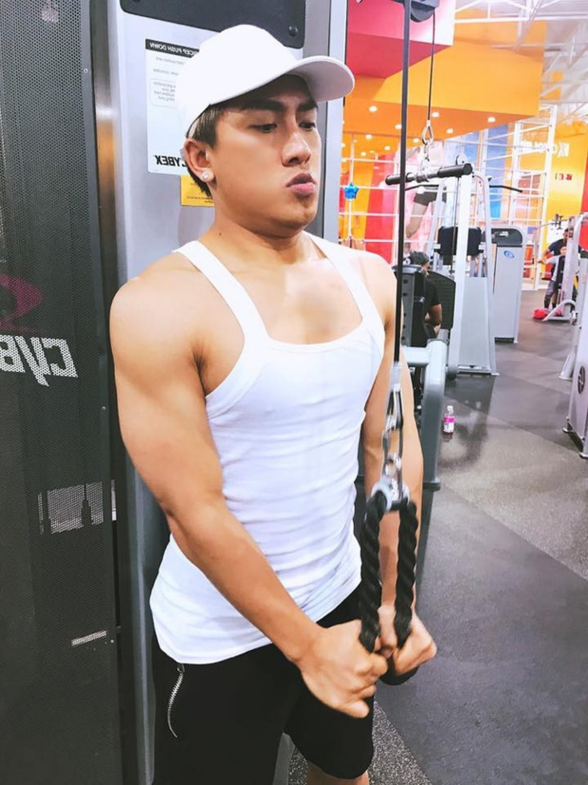 Châu Khải Phong sinh năm 1986, là một trong những giọng ca triển vọng của làng giải trí Việt. Đam mê ca hát ngay từ khi còn ngồi trên ghế nhà trường, chàng trai xứ Nghệ quyết tâm ra thành phố tham gia Sao Mai điểm hẹn, nhưng may mắn không mỉm cười với anh.
