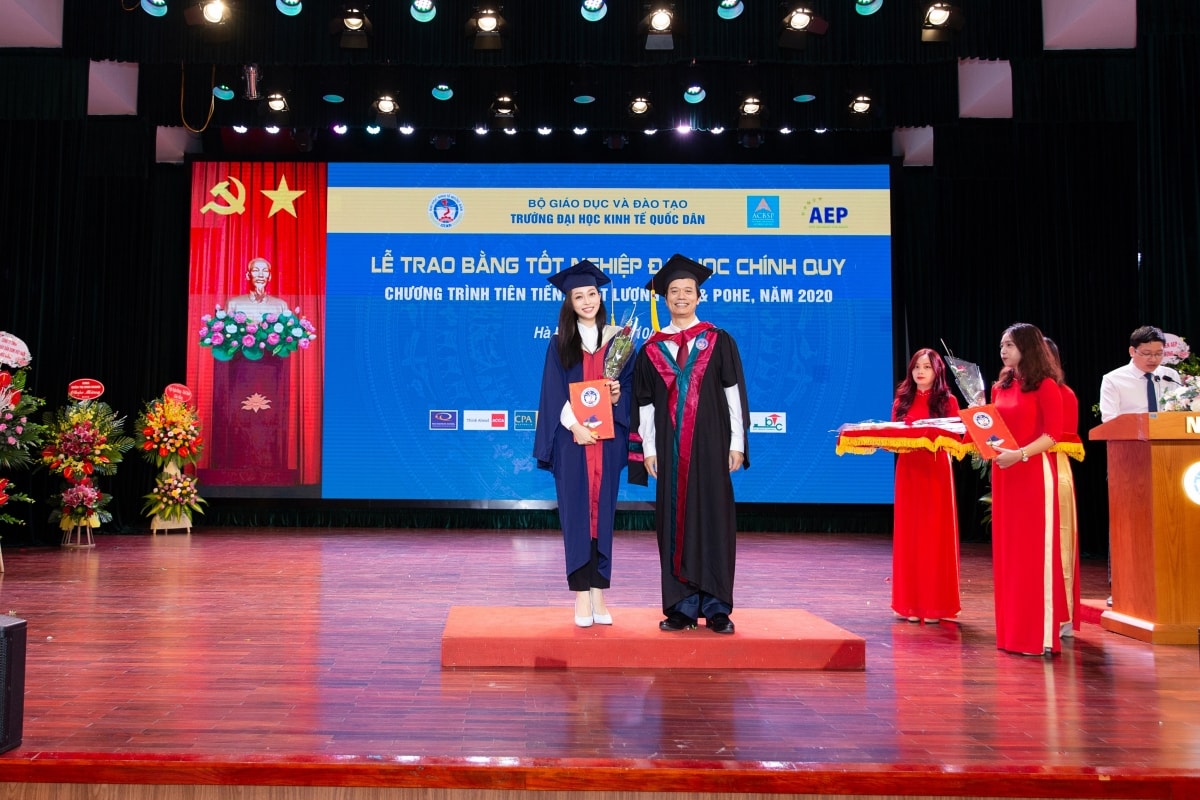 Điểm đáng chú ý là Phương Nga hiện đang theo học Chương trình tiên tiến của Đại học Kinh tế Quốc dân - 1 chương trình học rất khó và tỷ lệ tuyển sinh đầu vào cũng rất gắt gao.