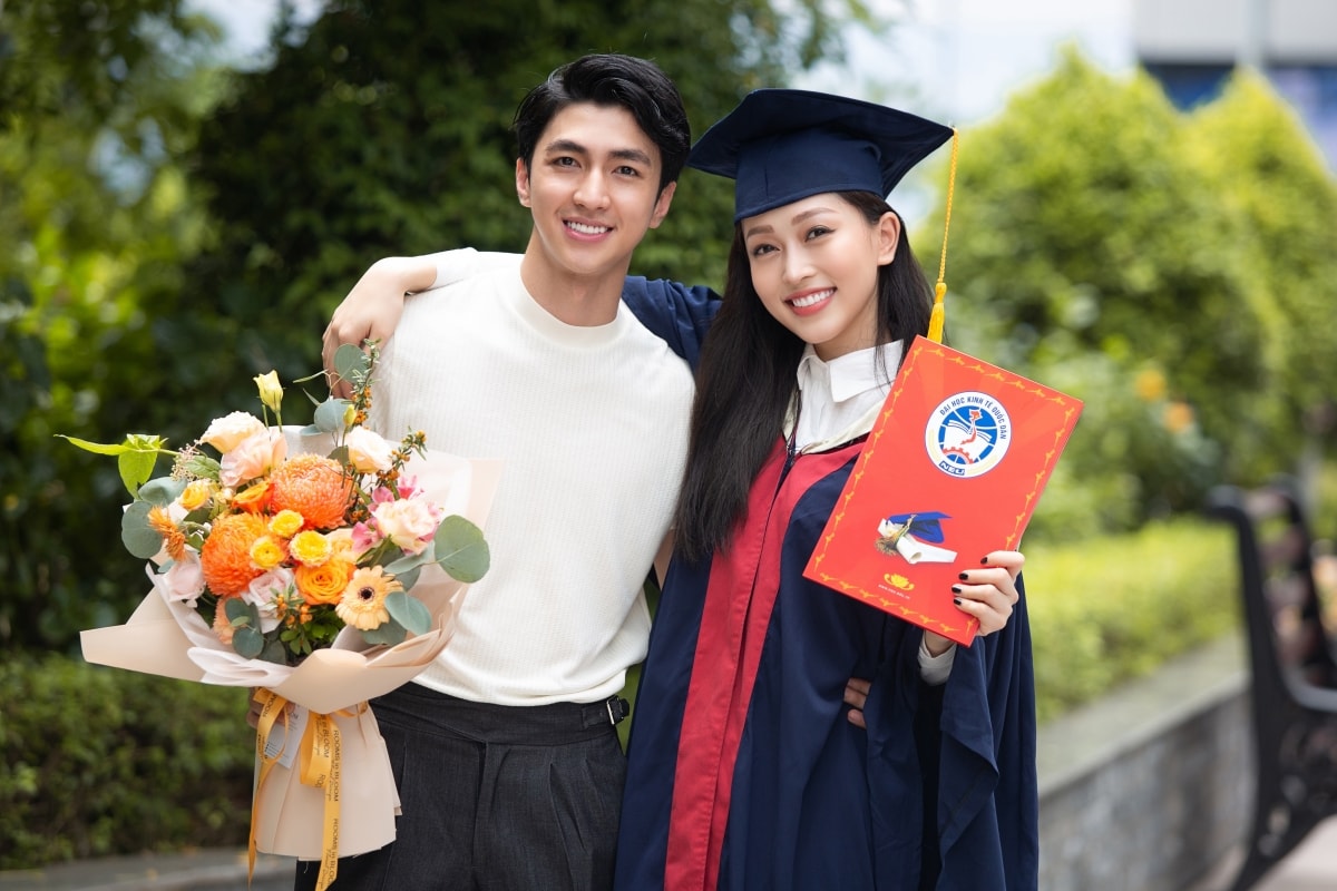Tại buổi lễ tốt nghiệp đại học hệ cử nhân, nam diễn viên Bình An - bạn trai của Á hậu cũng đã đến để chia sẻ niềm vui này với cô. Cặp đôi này có lẽ đã trở thành tâm điểm chú ý của mọi người trong buổi lễ long trọng này vì câu chuyện tình yêu đẹp của họ.