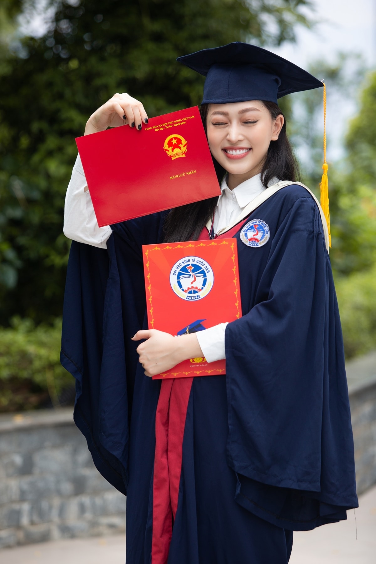 Dễ dàng nhận thấy hạnh phúc rạng ngời của cô khi nhận được sự chúc mừng từ gia đình, người yêu và fan hâm mộ trong ngày quan trọng này.