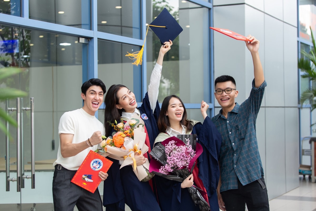 Nàng Á hậu còn chia sẻ rằng cô tốt nghiệp đúng hạn dù cho các hoạt động từ thiện trong khuôn khổ nhiệm kì dày đặc.