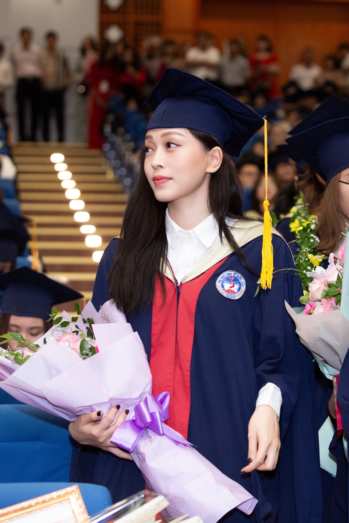 Không cần phải bàn tán quá nhiều bởi lẽ Phương Nga luôn khiến rất nhiều người hâm mộ ngưỡng mộ không chỉ vì vẻ đẹp thanh tú của mình và còn bởi những thành tích học tập đáng nể mà cô đã gặt hái trong thời gian ngồi trên giảng đường. Vì thế mà công chúng đặt cho biệt danh “con nhà người ta” với bảng điểm đáng nể của mình.