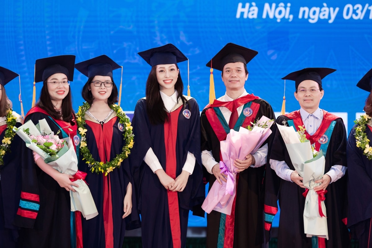 Cô nàng xuất sắc hoàn thiện quá trình bảo vệ luận án của mình từ tháng 6 và đạt điểm tốt nghiệp đại học cao ngất ngưởng làm ai nấy đều nể phục.