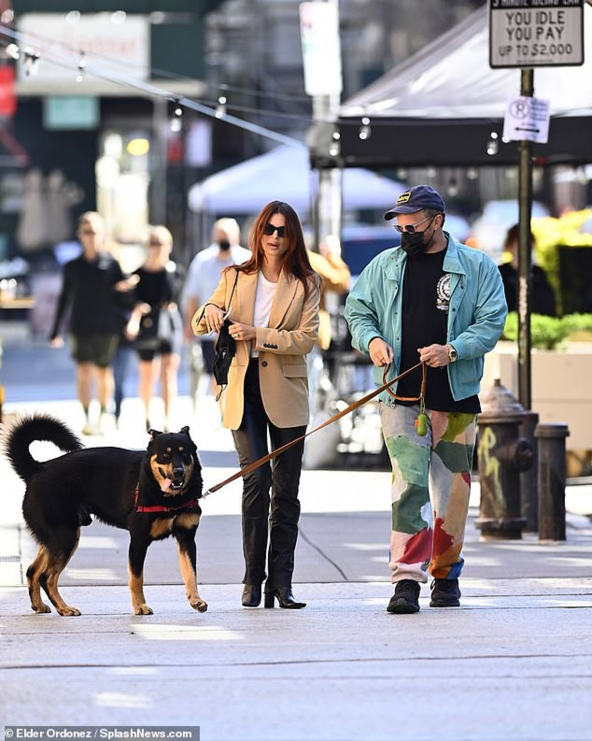 Emily Ratajkowski và ông xã Sebastian Bear-McClard vui vẻ dắt thú cưng đi dạo phố ở Manhattan ngày 3/10, theo giờ địa phương.
