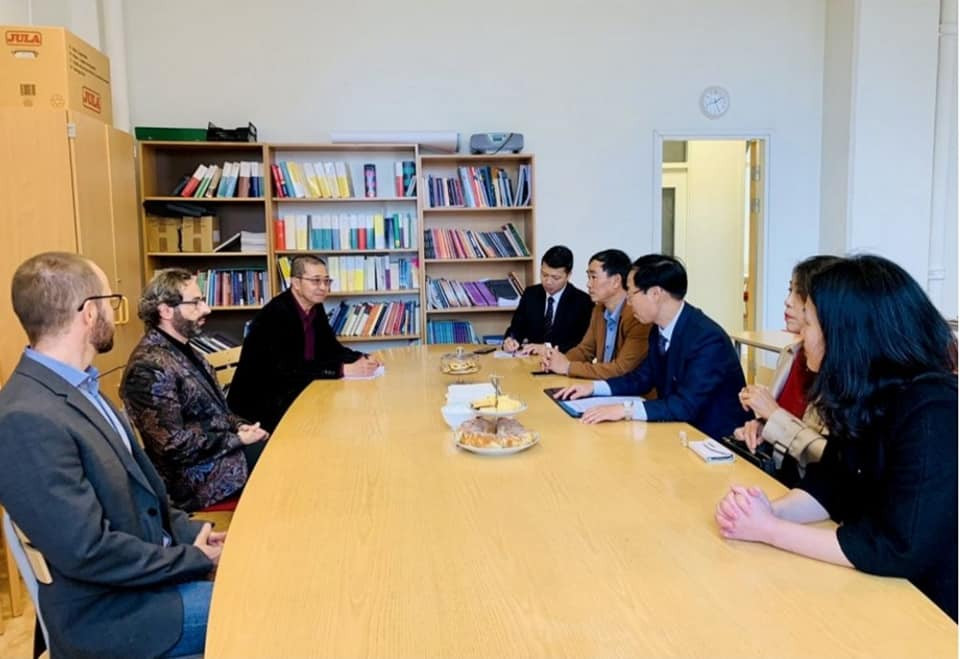 Đại sứ quán Việt Nam tại Thụy Điển thăm hỏi bà con kiều bào ở thành phố Eskikstuna - ảnh 2