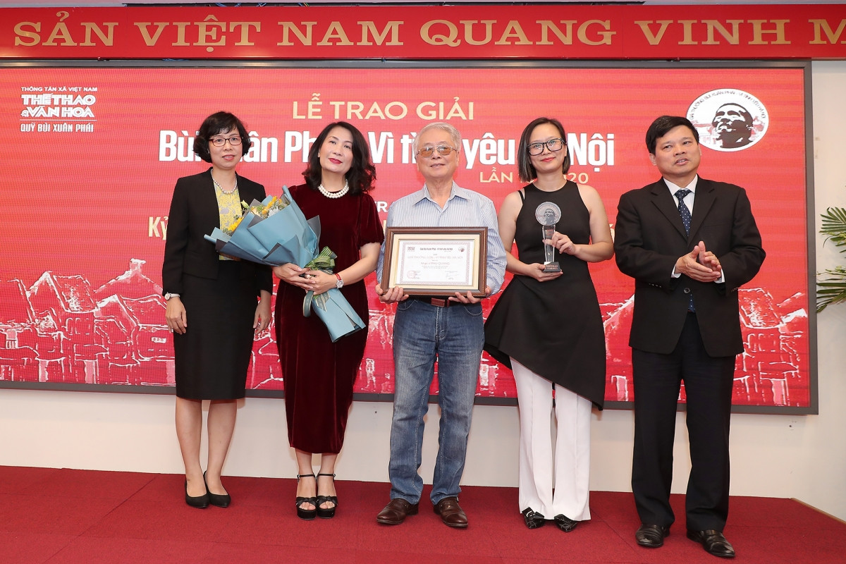 Anh trai và vợ nhạc sĩ Phú Quang nhận giải thay.