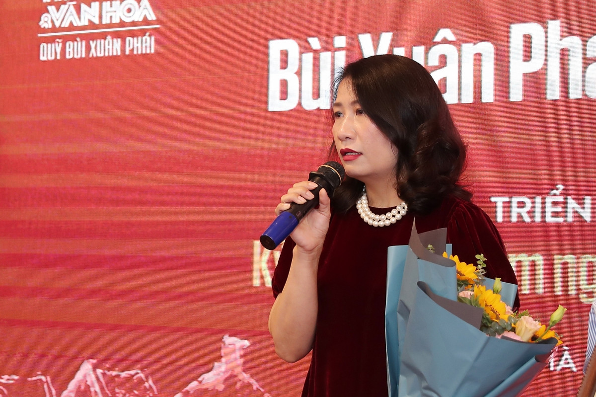 Vợ nhạc sĩ Phú Quang xúc động chia sẻ khi nhận giải.